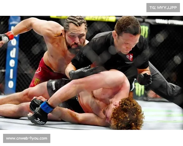 瓦莱强势首回合裸绞胜对手 保持UFC不败纪录